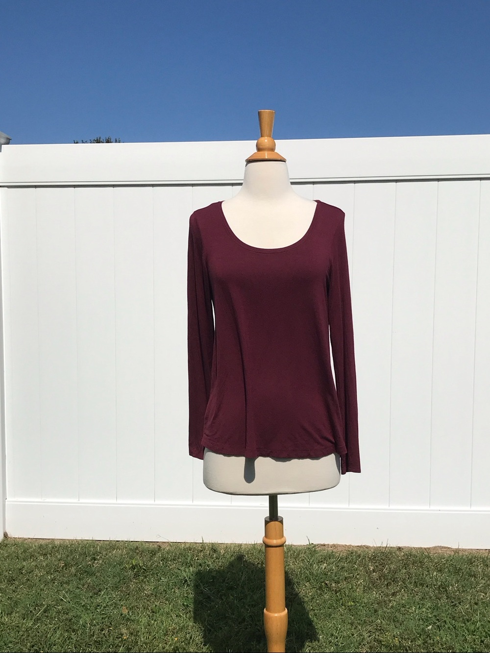 mercer & madison Scoop Neck Long Sleeve Tee Shirt in Burgundy Size Medium